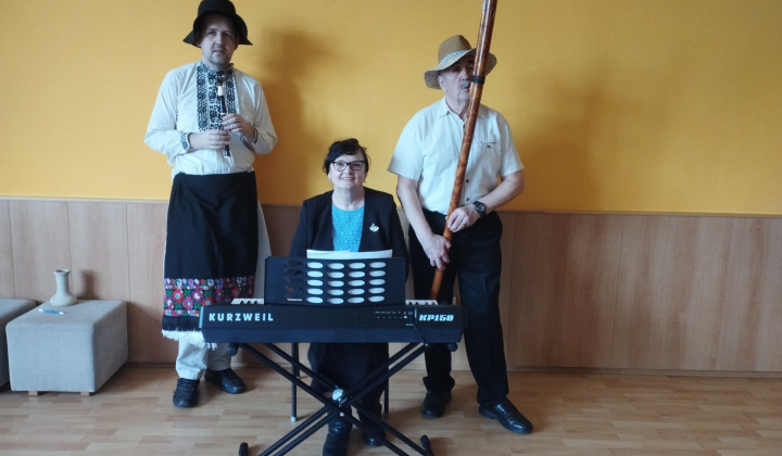 4. fotografia fotogalérie Príležitostné terapeutické aktivity  / Muzikoterapia - foto