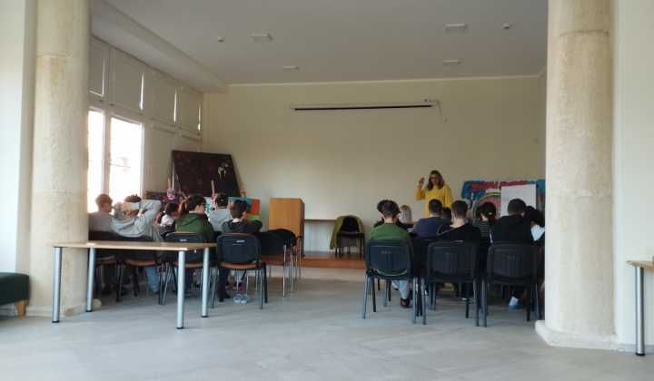 3. fotografia fotogalérie Terapeutické aktivity na mesačnej báze / Besedy s peer terapeutom o závislostiach - foto